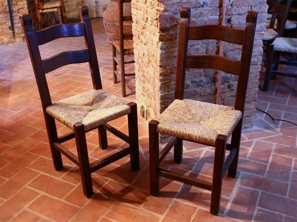 Serie di dodici sedie rustiche in noce  - Asta Arredi e Dipinti di Palazzo al Bosco - Associazione Nazionale - Case d'Asta italiane