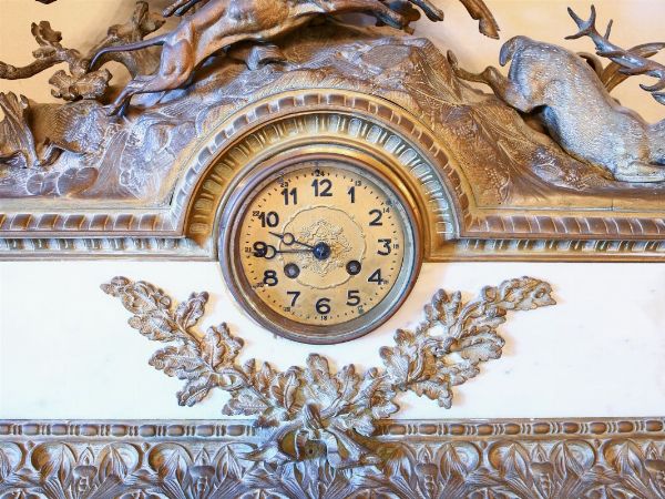 Grande orologio da camino in marmo bianco e bronzo dorato  - Asta Arredi e Dipinti di Palazzo al Bosco - Associazione Nazionale - Case d'Asta italiane