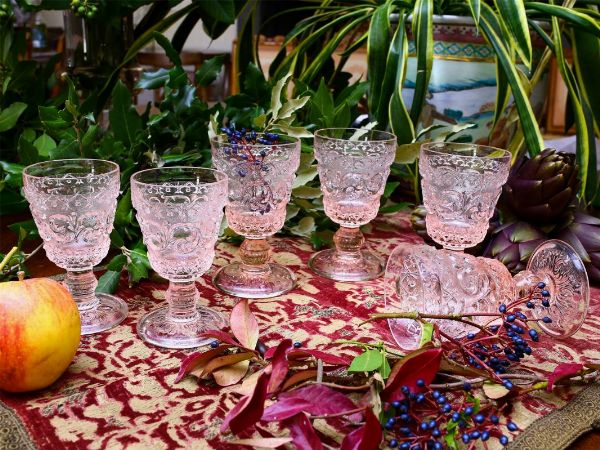 Servito di bicchieri in vetro pressato rosa  - Asta Arredi e Dipinti di Palazzo al Bosco - Associazione Nazionale - Case d'Asta italiane