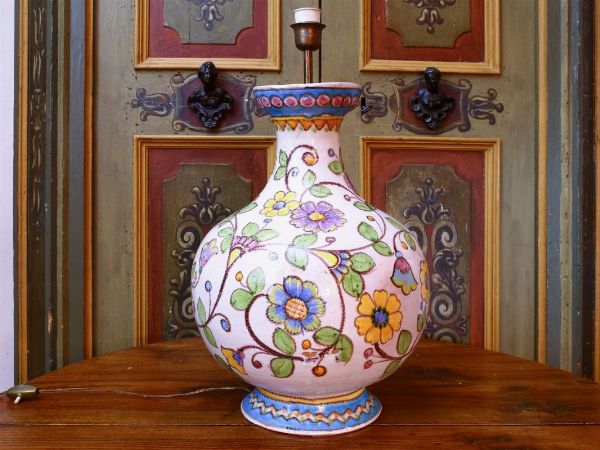 Grande lume in ceramica di Vietri  - Asta Arredi e Dipinti di Palazzo al Bosco - Associazione Nazionale - Case d'Asta italiane