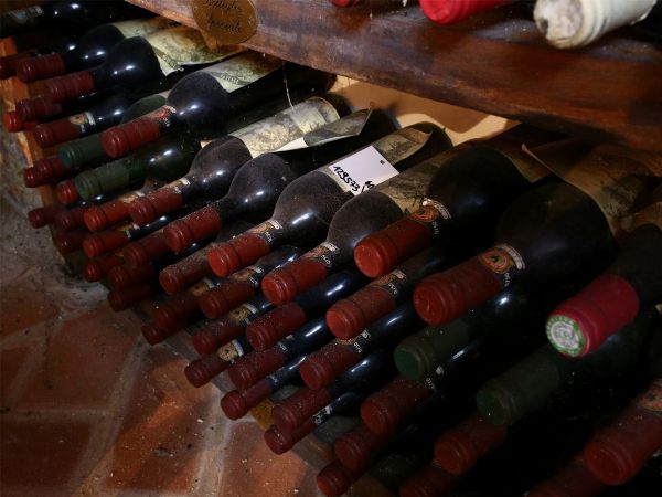 Miscellanea di bottiglie di vino  - Asta Arredi e Dipinti di Palazzo al Bosco - Associazione Nazionale - Case d'Asta italiane