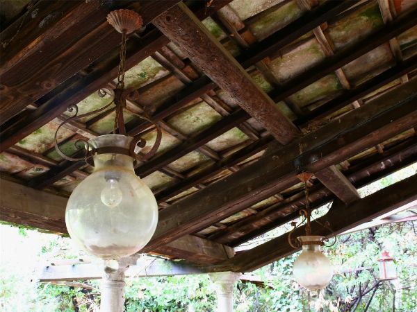 Coppia di lanterne da giardino in ferro battuto  - Asta Arredi e Dipinti di Palazzo al Bosco - Associazione Nazionale - Case d'Asta italiane