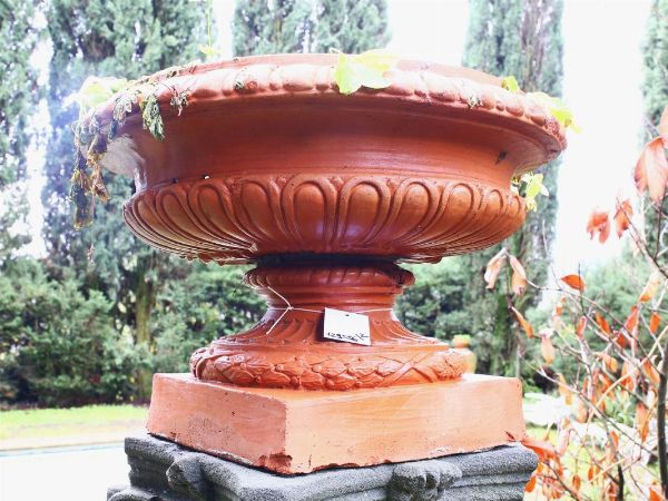 Coppia di vasi a coppa da giardino in terracotta  - Asta Arredi e Dipinti di Palazzo al Bosco - Associazione Nazionale - Case d'Asta italiane