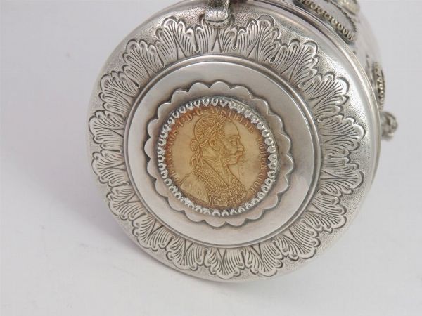 Tankard in argento 835/1000 con inserite monete d'oro  - Asta Arredi e Dipinti di Palazzo al Bosco - Associazione Nazionale - Case d'Asta italiane