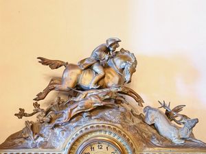 Grande orologio da camino in marmo bianco e bronzo dorato  - Asta Arredi e Dipinti di Palazzo al Bosco - Associazione Nazionale - Case d'Asta italiane
