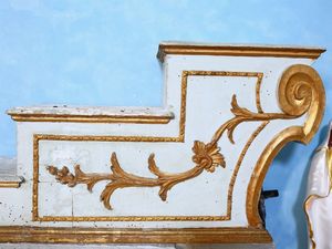 Gradino d'altare in legno laccato bianco e lumeggiato in oro  - Asta Arredi e Dipinti di Palazzo al Bosco - Associazione Nazionale - Case d'Asta italiane