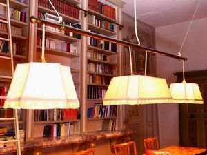 Grande lampadario a barra in ottone  - Asta Arredi e Dipinti di Palazzo al Bosco - Associazione Nazionale - Case d'Asta italiane