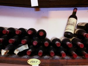 Trentasei bottiglie di Chianti Classico Palazzo al Bosco La Romola, 1987  - Asta Arredi e Dipinti di Palazzo al Bosco - Associazione Nazionale - Case d'Asta italiane