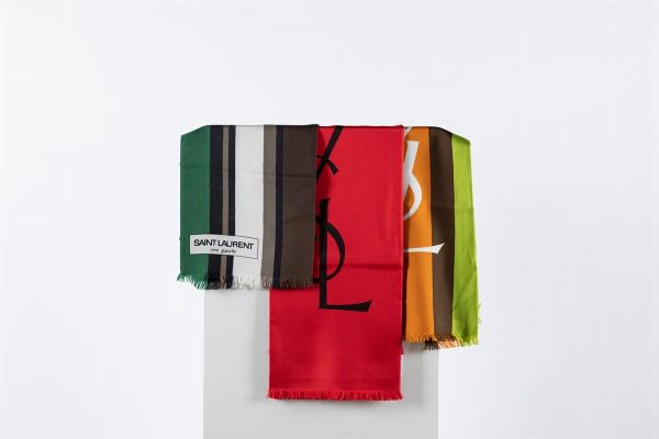 Yves Saint Laurent : Lotto composto da tre sciarpe  - Asta Luxury Fashion - Associazione Nazionale - Case d'Asta italiane