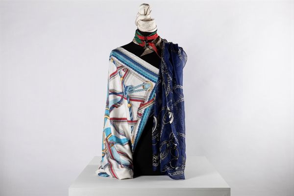 GUCCI : Lotto composto da due foulard e due cachecol  - Asta Luxury Fashion - Associazione Nazionale - Case d'Asta italiane
