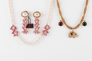 Valentino Bijoux - Lotto composto da una demi parure con collana in perle fancy, metallo dorato ed elementi in smalto, orecchini  [..]