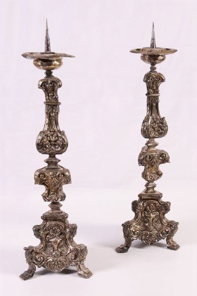 Due candelieri in metallo argentato  - Asta Asta 200 - Gioielli, Orologi e Argenti - Associazione Nazionale - Case d'Asta italiane