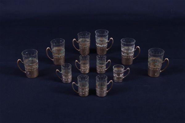 Dodici bicchieri in vetro molato con supporto in argento  - Asta Asta 200 - Gioielli, Orologi e Argenti - Associazione Nazionale - Case d'Asta italiane