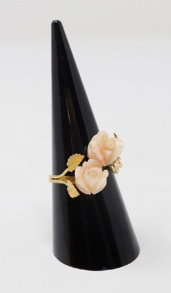 Anello in oro giallo con due piccoli fiori in corallo rosa chiaro  - Asta Asta 200 - Gioielli, Orologi e Argenti - Associazione Nazionale - Case d'Asta italiane