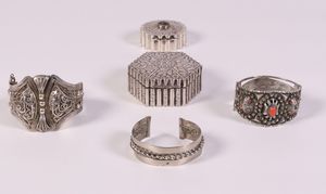 Quattro oggetti in argento e uno in metallo  - Asta Asta 200 - Gioielli, Orologi e Argenti - Associazione Nazionale - Case d'Asta italiane