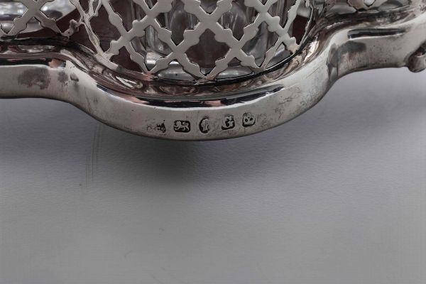 Oliera in argento sterling traforato e cesellato con ampolle in vetro. Sheffield 1850 (cestino) e 1851 (ampolle)  - Asta ASTA 0512 - L'ART DE LA TABLE - Associazione Nazionale - Case d'Asta italiane
