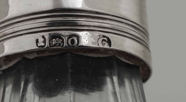 Vassoietto neoclassico in argento 925 con ampolle in cristallo. Inghilterra XIX e XX secolo.  - Asta ASTA 0512 - L'ART DE LA TABLE - Associazione Nazionale - Case d'Asta italiane