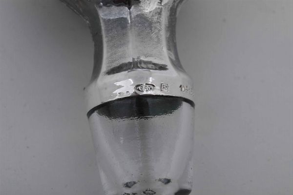 Coppia di bottiglie in cristallo con tappi in argento. Italia XX secolo  - Asta ASTA 0512 - L'ART DE LA TABLE - Associazione Nazionale - Case d'Asta italiane