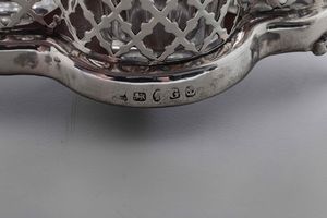 Oliera in argento sterling traforato e cesellato con ampolle in vetro. Sheffield 1850 (cestino) e 1851 (ampolle)  - Asta ASTA 0512 - L'ART DE LA TABLE - Associazione Nazionale - Case d'Asta italiane