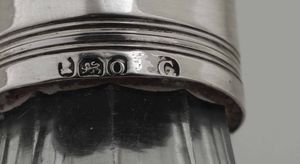 Vassoietto neoclassico in argento 925 con ampolle in cristallo. Inghilterra XIX e XX secolo.  - Asta ASTA 0512 - L'ART DE LA TABLE - Associazione Nazionale - Case d'Asta italiane