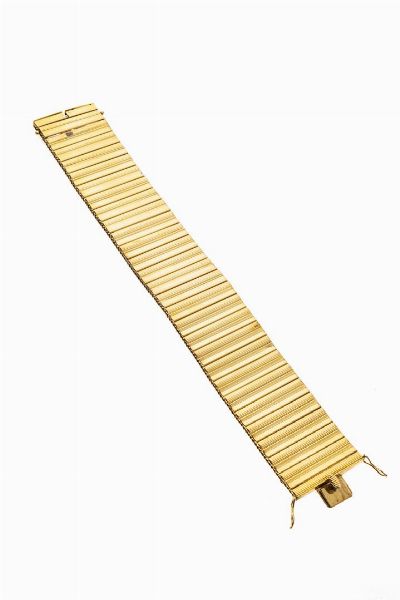 BRACCIALE : Peso gr 54 8 Lunghezza cm 19 in oro giallo  anni '40  con segmenti lisci verticali  - Asta Asta 180 Gioielli - Associazione Nazionale - Case d'Asta italiane