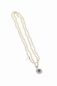 COLLANA - Lunghezza cm 53 composta da due fili di perle giapponesi a scalare dal diam di mm 5  5 a 8 5. Chiusura a fiore  [..]