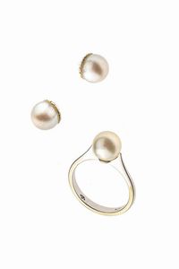 DEMI-PARURE - Peso gr 6 4 Misura 11 (51) composta da coppia di orecchini  a vite  ed anello in oro bianco  con perle giapponesi  [..]