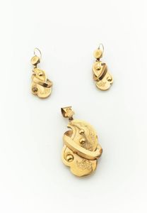 DEMI-PARURE - Peso gr 13.3 in oro giallo a bassa caratura  composta da coppia di orecchini pendenti e ciondolo di forma fantasia  [..]