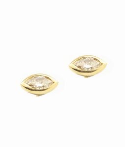 COPPIA DI ORECCHINI - Peso gr 1 1 in oro giallo  a pressione  con due diamanti taglio navette per totali ct 0 30 ca