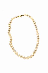 GIROCOLLO - Lunghezza cm 40 composto da un filo di perle giapponesi del diam di mm 8 e 7 5 ca. Chiusura  a moschettone  in  [..]