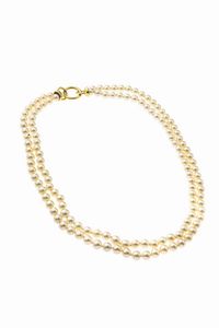 COLLANA - Lunghezza cm 48 e 52 ca composta da due fili di perle giapponesi del diam di mm 7 e 7 5 ca. Chiusura  ad anello  [..]
