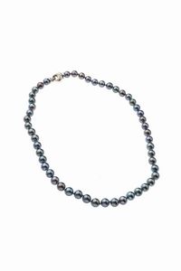 GIROCOLLO - Lunghezza cm 42 composto da un filo di perle Tahiti nei toni del grigio del diam di mm 7 e 7 5 ca. Chiusura in  [..]