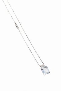 CATENA CON CIONDOLO - Peso gr 3 6 in oro bianco con acquamarina taglio ottagonale a gradini sormontata da diamanti taglio brillante  [..]