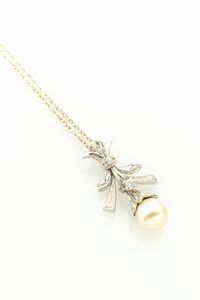 CATENA CON CIONDOLO - Peso gr 5 9 in oro bianco  di forma fantasia con perla giapponese del diam di mm 7 ca e piccoli diamanti taglio  [..]