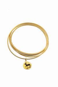 BRACCIALE - Peso gr 28 7 composto da cinque fili rigidi in oro giallo  uno con ciondolo raffigurante il segno zodiacale de [..]