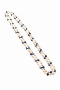 COLLANA - Lunghezza cm 140 composta da un filo di perle di acqua dolce nei toni del bianco e del nero  del diam di mm 7  [..]