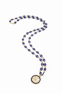 LUNGA COLLANA - Peso gr 77 2 Lunghezza cm 82 composta da maglie a nodo marinaro in smalto blu alternate ad anelli in oro. Reca  [..]