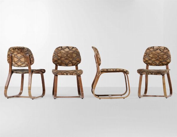 Quattro sedie con struttura in legno curvato e rivestimenti in tessuto.  - Asta ASTA 0509 - DESIGN - Associazione Nazionale - Case d'Asta italiane