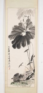 Arte Cinese - Rotolo verticale raffigurante un'anatra ed un loto. Firmato LiangInchiostro su carta