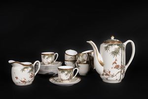 ARTE GIAPPONESE - Un servizio da caff di otto coperti in porcellana biancaGiappone, XIX secolo