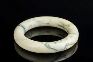 Arte Cinese - Bracciale cinese in marmo bianco con venature verdi