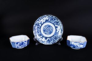 ARTE GIAPPONESE - Tre ceramiche Arita bianche e blu Giappone, XVIII-XIX secolo
