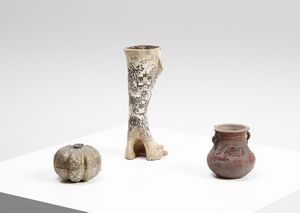 Arte Cinese - Lotto composto da osso pirografato, scatolina metallica e vasetto in terracottaCina e Thailandia, XIX secolo