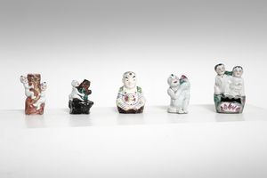 Arte Cinese - Lotto di cinque figure in porcellana smaltata Cina, XX secolo