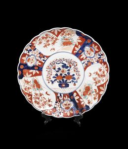ARTE GIAPPONESE - Piatto in porcellana Imari Giappone, XIX secolo