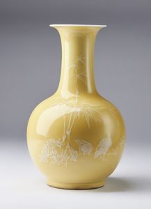 Arte Cinese - Vaso in porcellana invetriata di giallo Cina, XX secolo