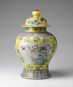 Arte Cinese - Potiche in porcellana a fondo giallo Cina, XX secolo