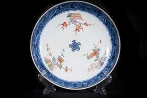 Arte Cinese - Piatto a fondo bianco e motivi florealiCina, periodo Ming o posteriore
