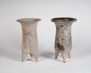Arte Cinese - Due vasi tripode (li)  in terracotta Cina, Cultura Xiajiadian Inferiore, 1900-1300 a.C.