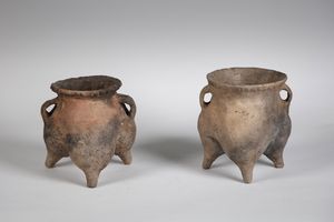Arte Cinese - Due vasi tripodi in terracotta Cina, Cultura Xindian, ca. 1400-700 a.C.